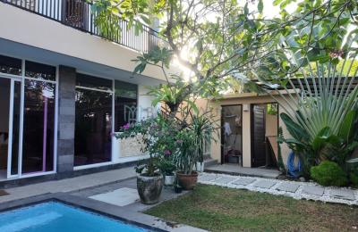 Charming 3-Bedroom Tropical Villa with Enclosed Living and Garden in Babakan - 10 Years Lease